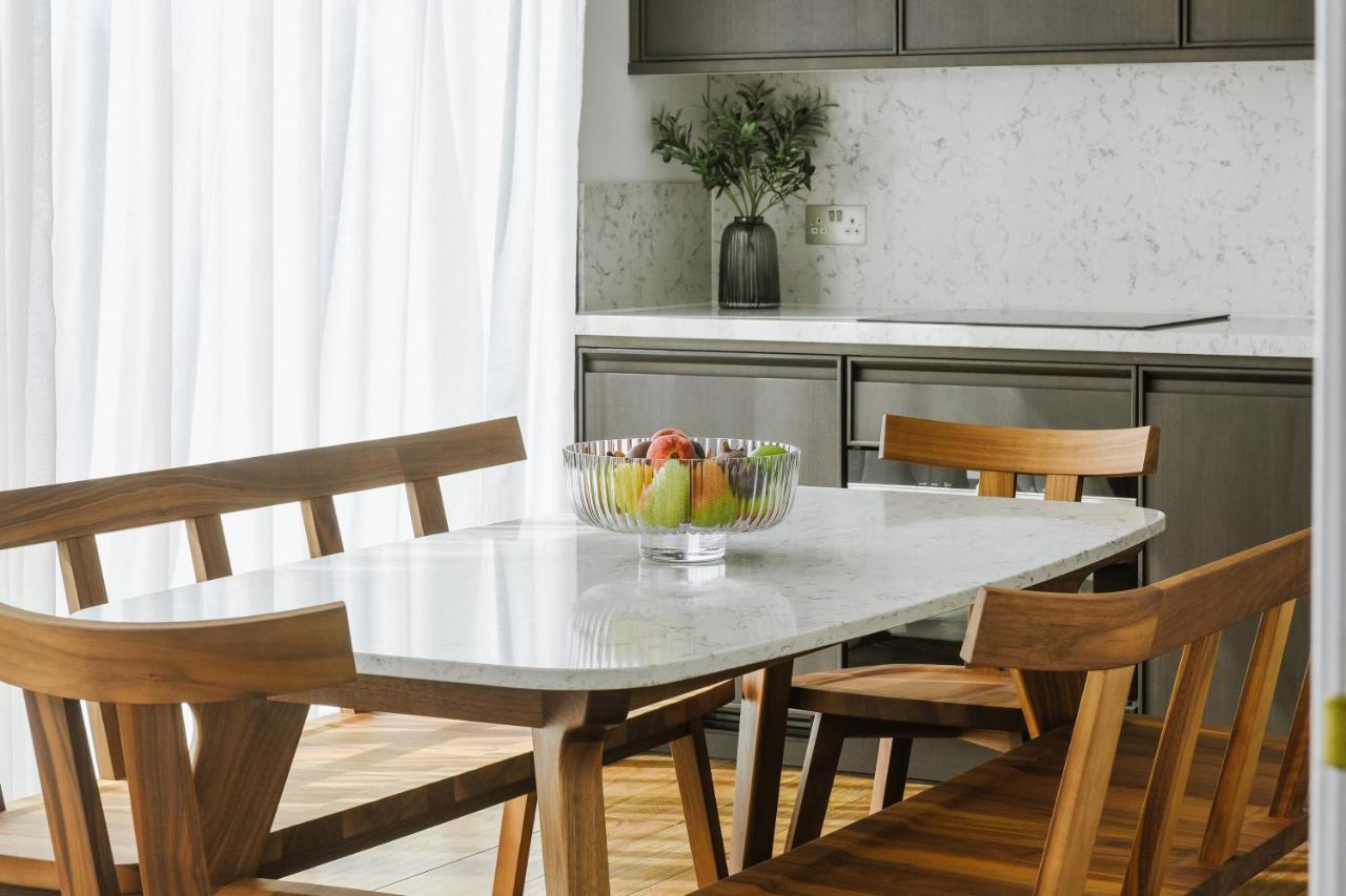 Cheval The Edinburgh Grandアパートホテル エクステリア 写真 A dining room table