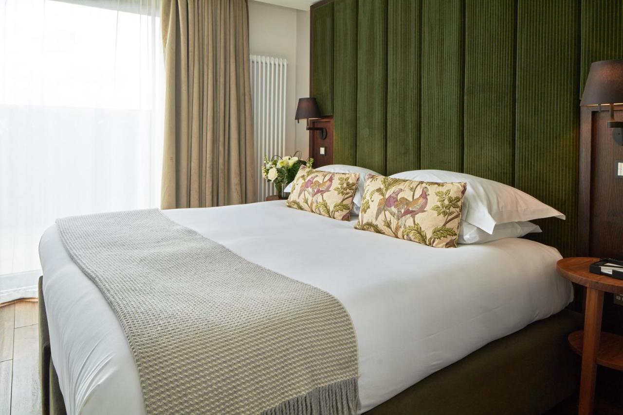 Cheval The Edinburgh Grandアパートホテル エクステリア 写真 A bed with a throw
