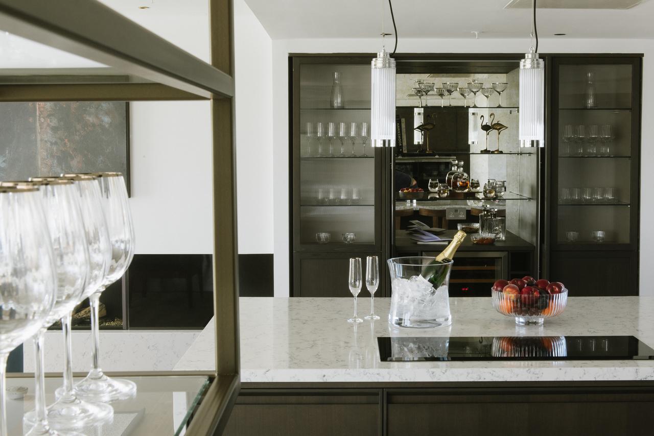 Cheval The Edinburgh Grandアパートホテル エクステリア 写真 A kitchen designed by the London-based interior design company, Savile Row Interiors