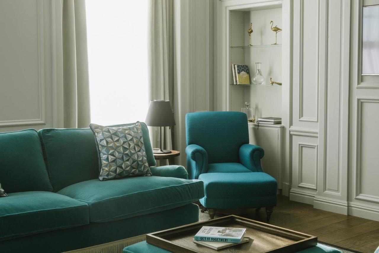 Cheval The Edinburgh Grandアパートホテル エクステリア 写真 A living room with a sofa and armchair